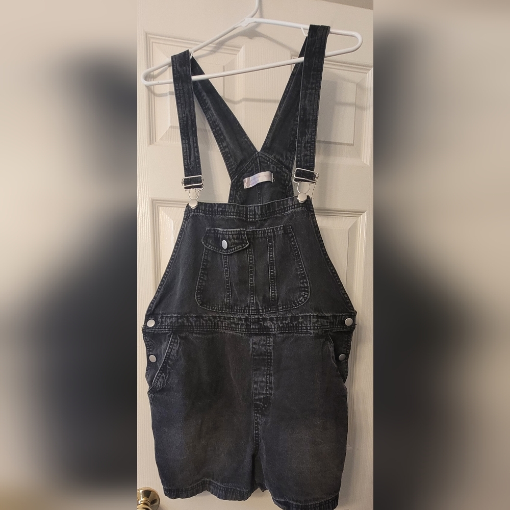 No boundaries black overall shorts. Size XXL